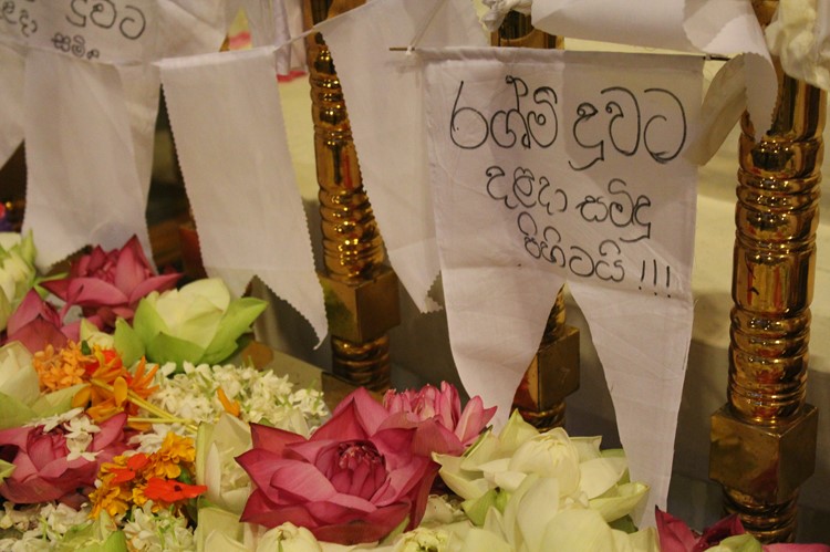 Offerandes in de Tempel van de Tand, Kandy